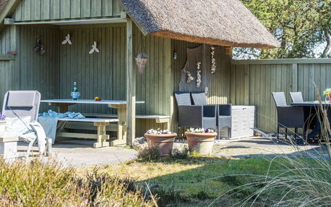 Gravers - 300M from the Sea: Svømmepøl, Udendørs Møbler, Møbel, Udvej, Flise, Eco Hotel, Skygge, Stol, Fritid, Estate