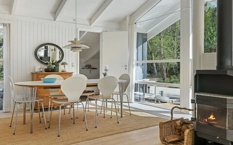 Ran - 600M from the Sea: Indretning, Møbel, Gulvbelægning, Træ, Loft, Etage, Stol, Lysarmatur, Belysning, Stue
