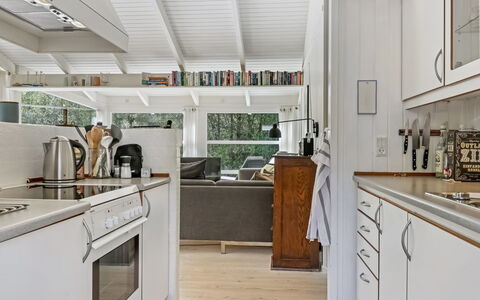 Ran - 600M from the Sea: Køkken, Countertop, Gulvbelægning, Køkken Apparat, Større Bandage, Indretning, Træ, Cabinetry, Loft, Møbel
