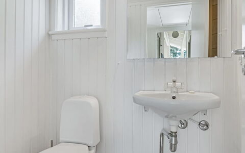 Ran - 600M from the Sea: Væg, Sanitærarmatur, Badeværelse, Gulvbelægning, Indretning, Etage, Håndvask, Badeværelsesvask, Loft, Tap