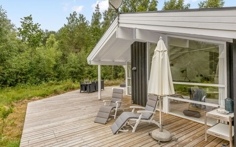 Ran - 600M from the Sea: Træ, Hjem, Sommerhus, Tag, Hårdttræ, Veranda, Estate, Planke, Sidespor, Dæk