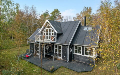 Henni - 2.5Km from the Sea: Svømmepøl, Udendørs Møbler, Møbel, Udvej, Flise, Eco Hotel, Skygge, Stol, Fritid, Estate