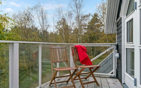 Henni - 2.5Km from the Sea: Svømmepøl, Udendørs Møbler, Møbel, Udvej, Flise, Eco Hotel, Skygge, Stol, Fritid, Estate