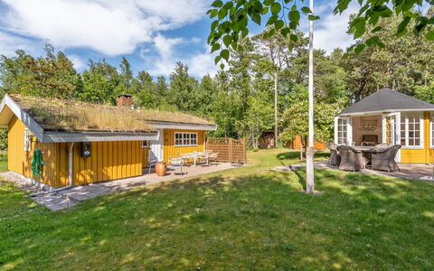 Mirla - 300M from the Sea: Møbel, Couch, Indretning, Gulvbelægning, Stue, Etage, Throw Pillow, Værelse, Pude