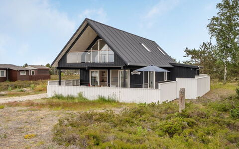 Alf - 200M from the Sea: Møbel, Indretning, Gulvbelægning, Træ, Etage, Loft, Trægulve, Stol, Bord, Belysning