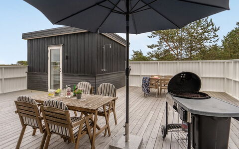Alf - 200M from the Sea: Møbel, Indretning, Gulvbelægning, Træ, Etage, Loft, Trægulve, Stol, Bord, Belysning