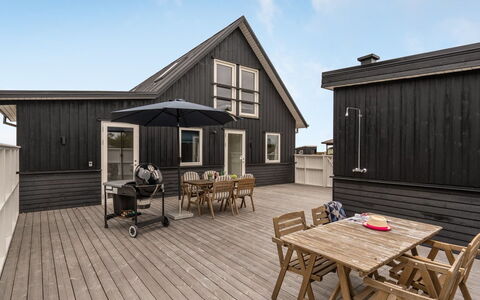Alf - 200M from the Sea: Møbel, Indretning, Gulvbelægning, Træ, Etage, Loft, Trægulve, Stol, Bord, Belysning