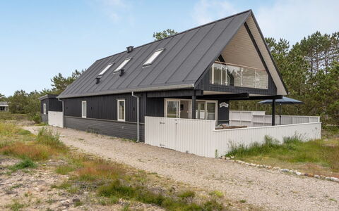 Alf - 200M from the Sea: Møbel, Indretning, Gulvbelægning, Træ, Etage, Loft, Trægulve, Stol, Bord, Belysning