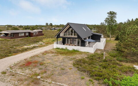 Alf - 200M from the Sea: Møbel, Indretning, Gulvbelægning, Træ, Etage, Loft, Trægulve, Stol, Bord, Belysning