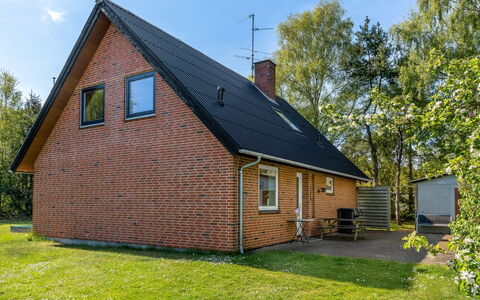 Ognen - 1.5Km from the Sea: Svømmepøl, Udendørs Møbler, Møbel, Udvej, Flise, Eco Hotel, Skygge, Stol, Fritid, Estate