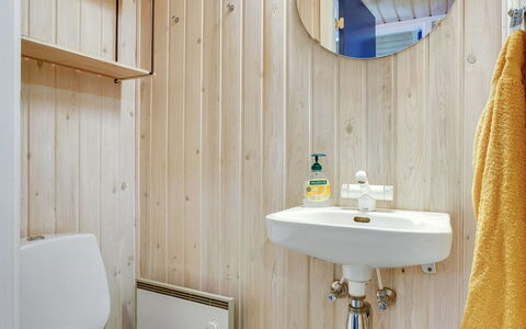 Lovis - 600M from the Sea: Væg, Badeværelsesvask, Badeværelse, Sanitærarmatur, Træ, Gulvbelægning, Håndvask, Indretning, Etage, Toilet