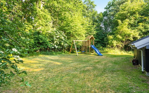Lovis - 600M from the Sea: Busk, Have, Lawn, Skygge, Sollys, Backyard, Landscaping, Woodland, Gård, Parkere