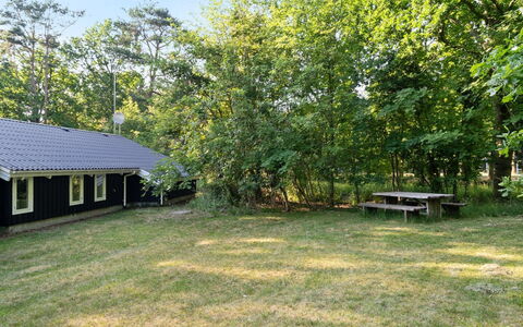 Lovis - 600M from the Sea: Græs, Træ, Land Lot, Landdistrikt, Skygge, Have, Bunddække, Lawn, Sommerhus, Backyard