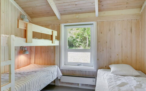 Lovis - 600M from the Sea: Træ, Køjeseng, Soveværelse, Loft, Etage, Seng, Bed Frame, Bejdse, Hårdttræ, Sengetøj