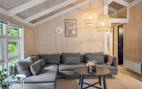 Lovis - 600M from the Sea: Møbel, Træ, Gulvbelægning, Indretning, Etage, Stue, Loft, Couch, Hjem, Lejlighed