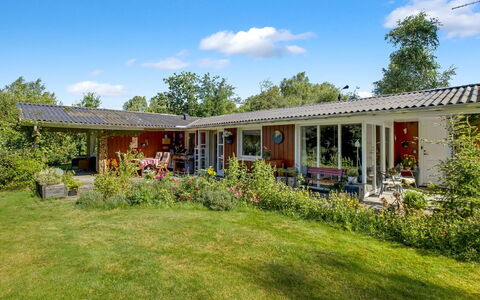 Hartvig - 800M from the Sea: Græs, Hus, Hjem, Busk, Tag, Boligområde, Sommerhus, Land Lot, Have