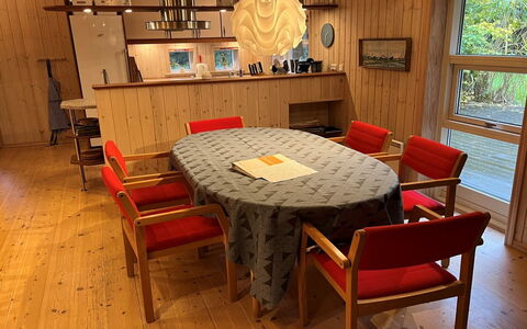 Eljena - 600M from the Sea: Møbel, Indretning, Gulvbelægning, Træ, Etage, Loft, Trægulve, Stol, Bord, Belysning