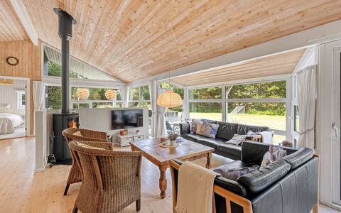 Friederike - 300M from the Sea: Blå, Busk, Sommerhus, Bunddække, Have, Estate, Skygge, Landscaping, Stuehus, Eco Hotel