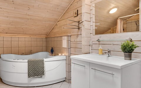 Tanas - 2Km from the Sea: Gulvbelægning, Sanitærarmatur, Indretning, Håndvask, Etage, Tap, Badeværelsesskab, Vvs, Badeværelse, Loft