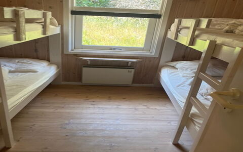 Eldmar - 500M from the Sea: Køjeseng, Træ, Soveværelse, Seng, Bed Frame, Møbel, Etage, Sengetøj, Bejdse, Sovesal