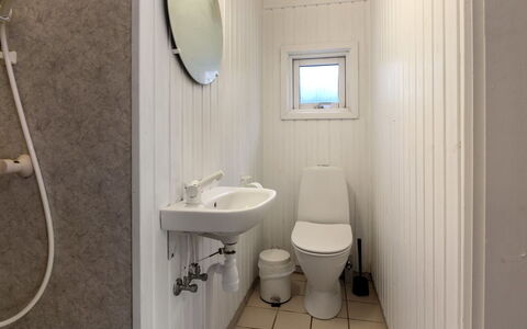 Eldmar - 500M from the Sea: Toiletbræt, Toilet, Væg, Sanitærarmatur, Gulvbelægning, Træ, Badeværelse, Etage, Håndvask, Vvs