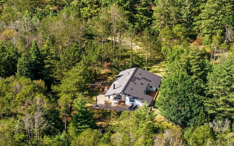 Hakan - 4Km from the Sea: Blå, Busk, Sommerhus, Bunddække, Have, Estate, Skygge, Landscaping, Stuehus, Eco Hotel