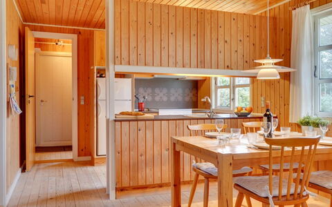 Gizelle - 1.5Km from the Sea: Køkken, Indretning, Gulvbelægning, Møbel, Træ, Lysarmatur, Loft, Countertop, Etage, Belysning