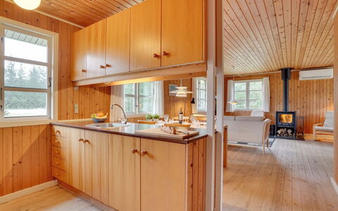 Gizelle - 1.5Km from the Sea: Køkken, Træ, Gulvbelægning, Indretning, Loft, Etage, Countertop, Cabinetry, Værelse, Bejdse
