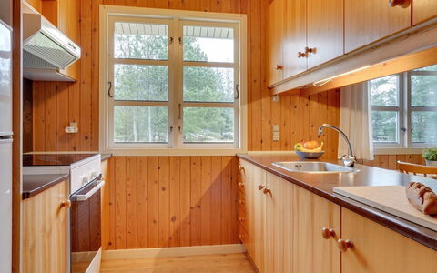 Gizelle - 1.5Km from the Sea: Træ, Køkken, Indretning, Gulvbelægning, Countertop, Håndvask, Sanitærarmatur, Bejdse, Cabinetry, Tap