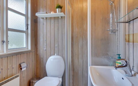 Gizelle - 1.5Km from the Sea: Væg, Gulvbelægning, Sanitærarmatur, Træ, Etage, Badeværelse, Toilet, Indretning, Badeværelsesvask, Håndvask
