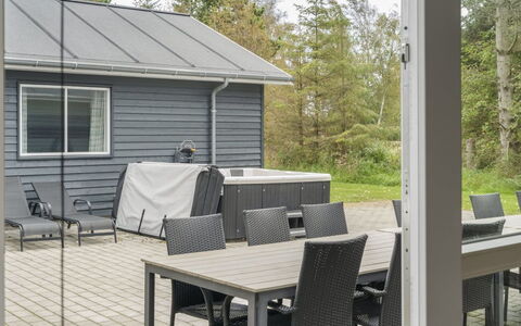 Sinikka - 350M from the Sea: Træ, Hjem, Veranda, Dæk, Hårdttræ, Tag, Bejdse, Trægulve, Eco Hotel