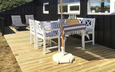 Gerulf - 600M from the Sea: Blå, Busk, Sommerhus, Bunddække, Have, Estate, Skygge, Landscaping, Stuehus, Eco Hotel