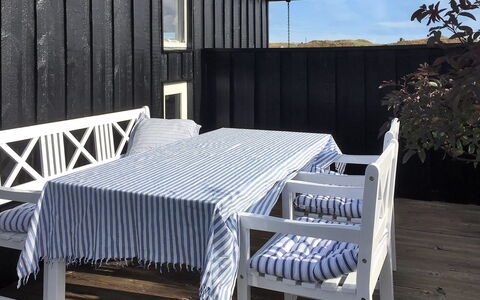Gerulf - 600M from the Sea: Blå, Busk, Sommerhus, Bunddække, Have, Estate, Skygge, Landscaping, Stuehus, Eco Hotel