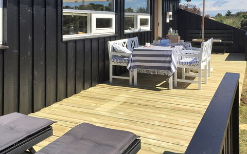 Gerulf - 600M from the Sea: Blå, Busk, Sommerhus, Bunddække, Have, Estate, Skygge, Landscaping, Stuehus, Eco Hotel