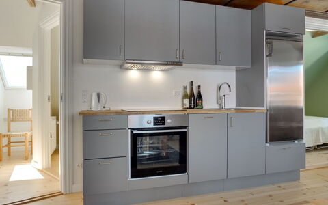Liina - 200M from the Sea: Køkken, Køkken Apparat, Gulvbelægning, Countertop, Cabinetry, Større Bandage, Træ, Indretning, Etage, Møbel