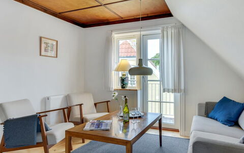 Liina - 200M from the Sea: Møbel, Indretning, Gulvbelægning, Etage, Træ, Stol, Loft, Bord, Værelse, Stue