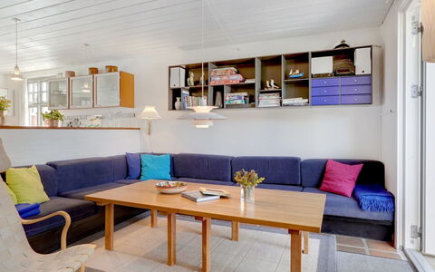 Amila - 425M from the Sea: Møbel, Indretning, Couch, Gulvbelægning, Etage, Træ, Stue, Værelse, Lejlighed, Bord
