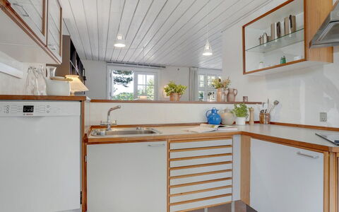 Amila - 425M from the Sea: Træ, Gulvbelægning, Countertop, Køkken, Indretning, Sanitærarmatur, Cabinetry, Etage, Tap, Køkken Apparat
