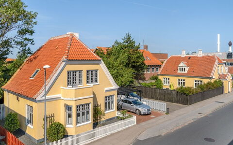 Amila - 425M from the Sea: Bygning, Hus, Boligområde, Tag, Hjem, Facade, Menneskelig Bosættelse, Sommerhus, Forstad, Skydevindue