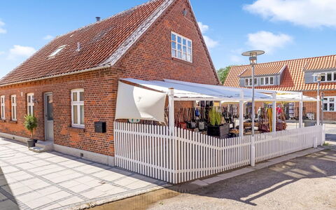 Edita - 250M from the Sea: Vegetationen, Busk, Forår, Sommerhus, Have, Skygge, Backyard, Gård, Stol