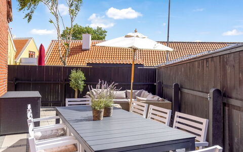 Edita - 250M from the Sea: Vegetationen, Busk, Forår, Sommerhus, Have, Skygge, Backyard, Gård, Stol