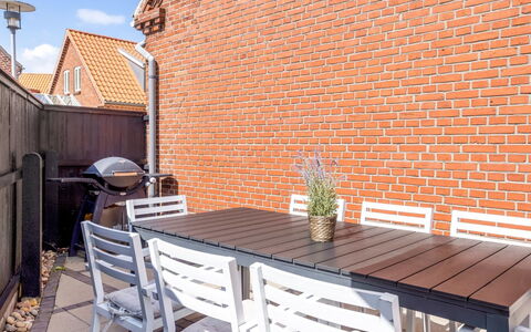 Edita - 250M from the Sea: Vegetationen, Busk, Forår, Sommerhus, Have, Skygge, Backyard, Gård, Stol