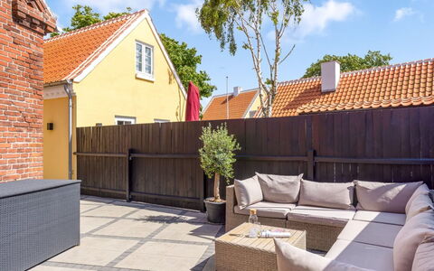 Edita - 250M from the Sea: Vegetationen, Busk, Forår, Sommerhus, Have, Skygge, Backyard, Gård, Stol