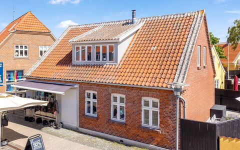 Edita - 250M from the Sea: Vegetationen, Busk, Forår, Sommerhus, Have, Skygge, Backyard, Gård, Stol