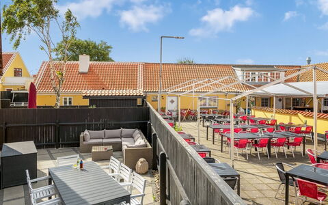 Edita - 250M from the Sea: Vegetationen, Busk, Forår, Sommerhus, Have, Skygge, Backyard, Gård, Stol