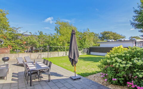 Kælle - 500M from the Sea: Busk, Have, Skygge, Walkway, Landscaping, Lawn, Gård, Flise, Parkere