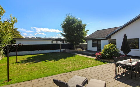 Kælle - 500M from the Sea: Boligområde, Hus, Tag, Hjem, Skygge, Have, Estate, Lawn, Sommerhus, Backyard