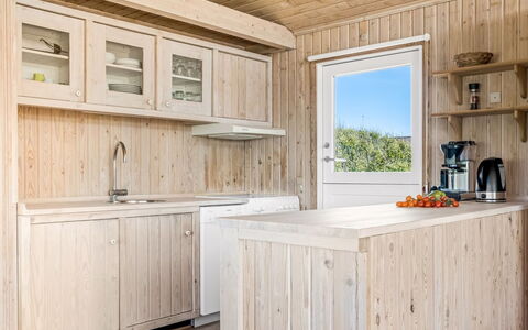 Märta - 300M from the Sea: Træ, Møbel, Køkken, Hjem, Countertop, Bejdse, Cabinetry, Hårdttræ, Planke, Værelse