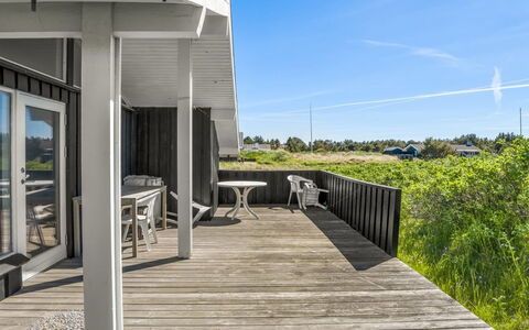 Märta - 300M from the Sea: Træ, Arkitektur, Veranda, Kompositmateriale, Hårdttræ, Planke, Dæk, Skygge, Sidespor, Estate