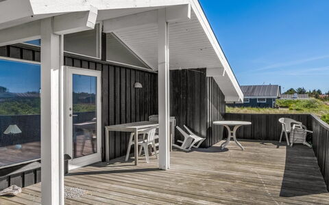 Märta - 300M from the Sea: Træ, Arkitektur, Tag, Hjem, Planke, Kompositmateriale, Hårdttræ, Sidespor, Dæk, Veranda